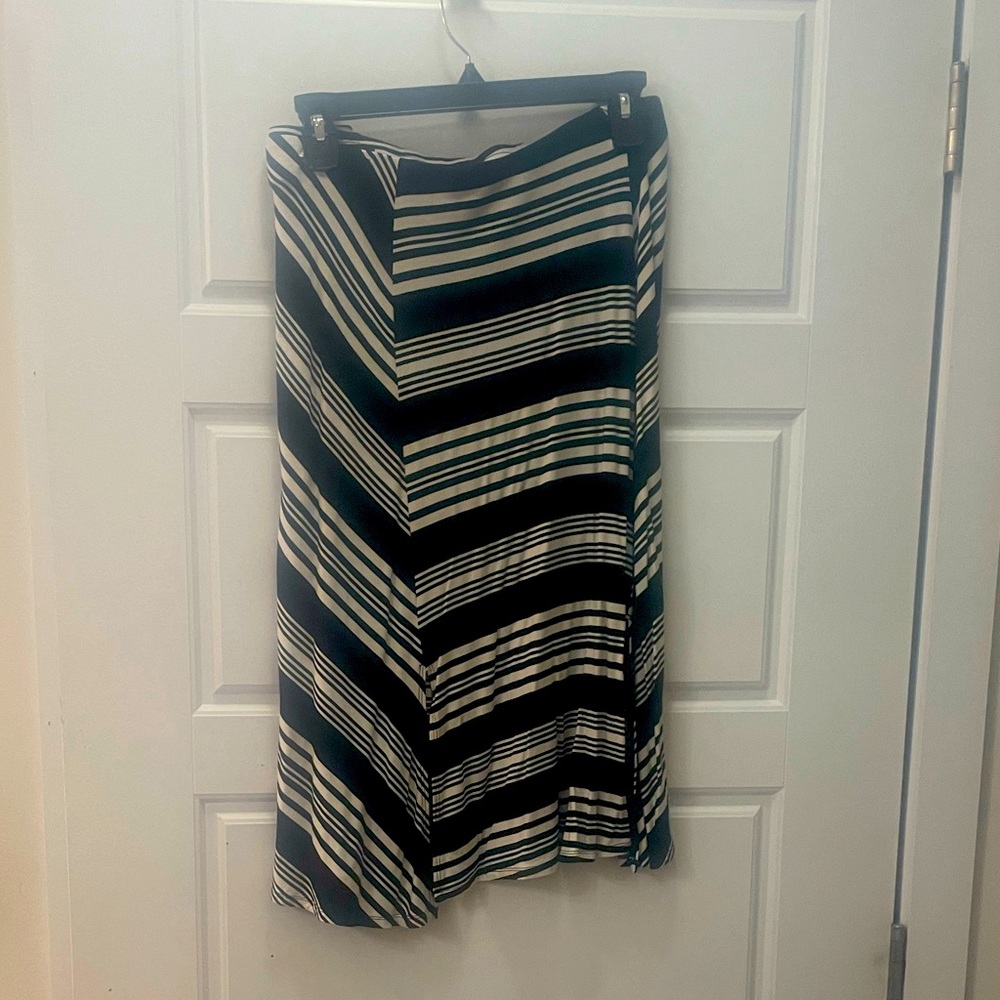 Asymmetric striped black and white full shirt with a slit on the side.
